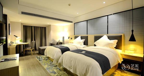 Echarm Hotel Ji'Nan Railway Station Jinan Bagian luar foto